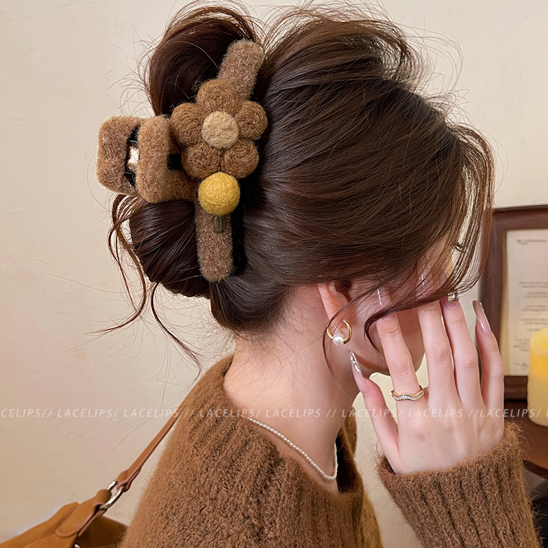 咖色花朵毛毡球毛绒抓夹女