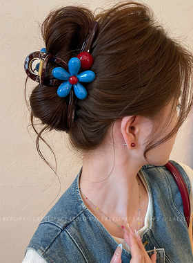 蓝色花朵红珠抓夹女2026新款头发鲨鱼夹独特盘发夹高级感漂亮发饰