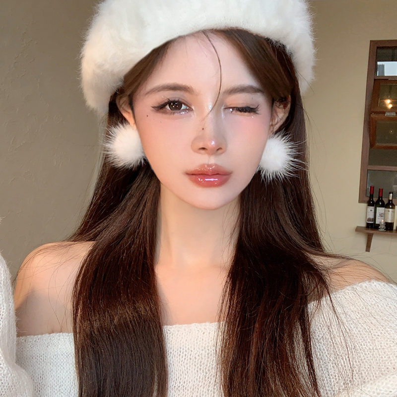 温柔白色毛绒球球耳扣耳环小众设计温柔耳钉女高级感耳饰2025新款