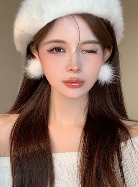 温柔白色毛绒球球耳扣耳环小众设计温柔耳钉女高级感耳饰2025新款