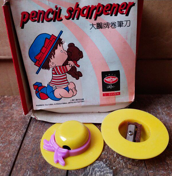 1980년대 1990년대 아이들의 손으로 직접 만든 향수를 불러일으키는 클래식 플라스틱 연필깎이 연필깎이 대패 등 다양한 옛날 물건들이 입고되어 있습니다