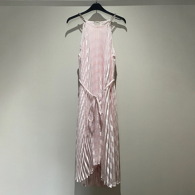 夏季通勤粉色系带百褶吊带连衣裙