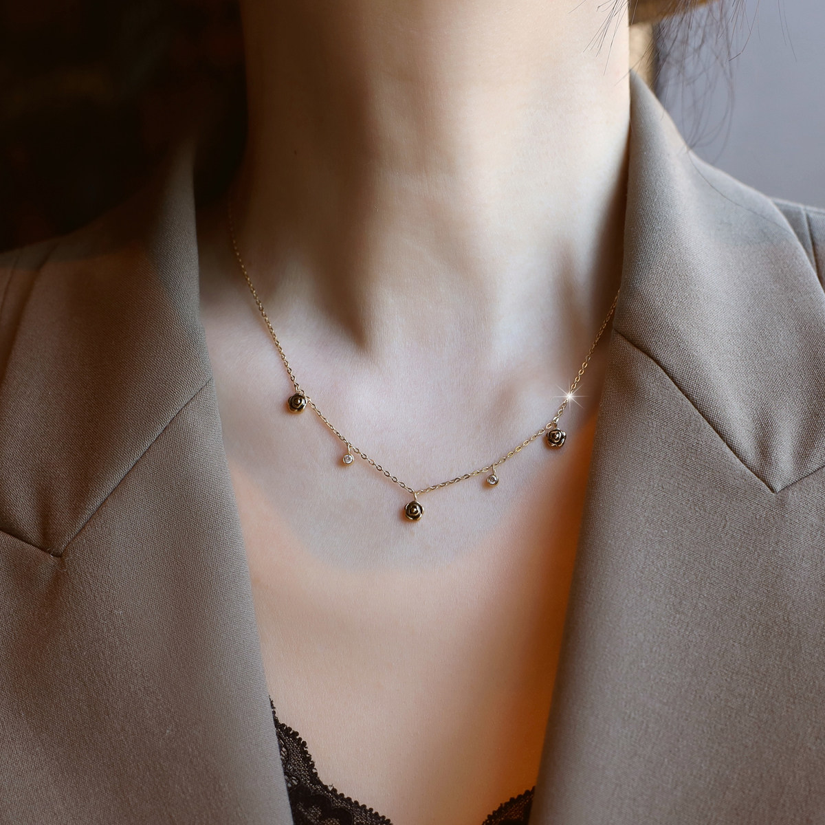 ZOXI私藏轻奢小众叠戴玫瑰花项链女款2026新款金色钛钢配饰锁骨链,饰品/流行首饰/时尚饰品新,项链,淘宝优惠券,粉丝福利购,淘宝优惠卷