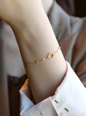 ZOXI轻奢简约镂空四叶草手链小众设计精致女款2025新款不掉色礼物