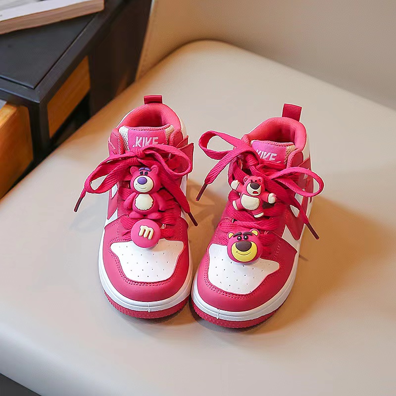 儿童新款2024春秋透气草莓熊靴子休闲板鞋子男女童学生舒适运动鞋
