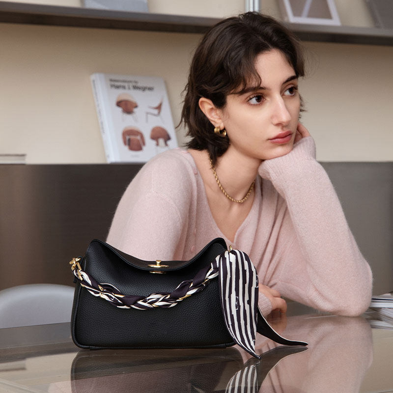 ELLE女包新款黑色头层牛皮枕头包链条斜挎质感通勤包腋下包