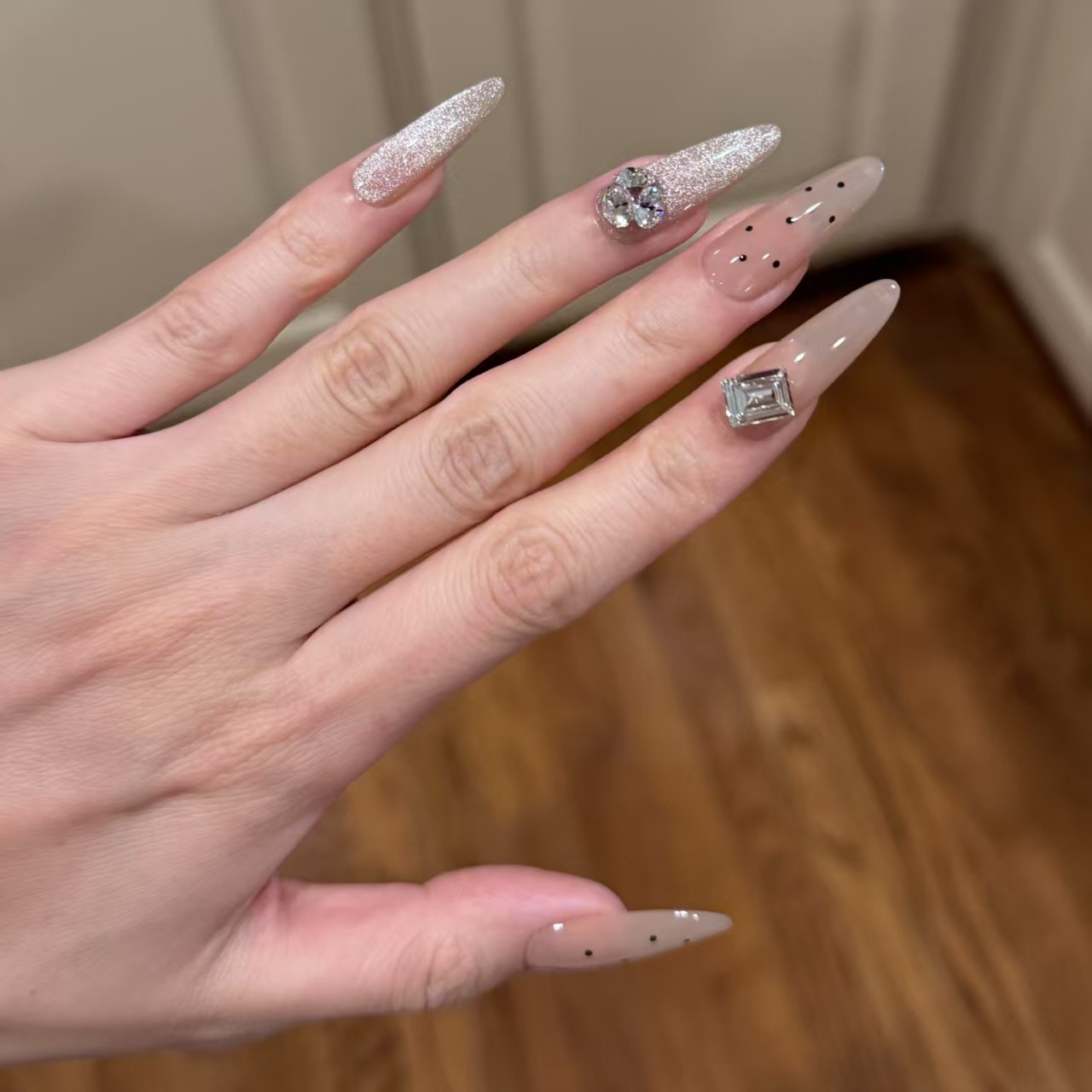 M123新年裸透白月光波点穿戴甲爆闪碎钻显白半手工高级感美甲贴片,彩妆/香水/美妆工具,穿戴甲/甲片,淘宝优惠券,粉丝福利购,淘宝优惠卷