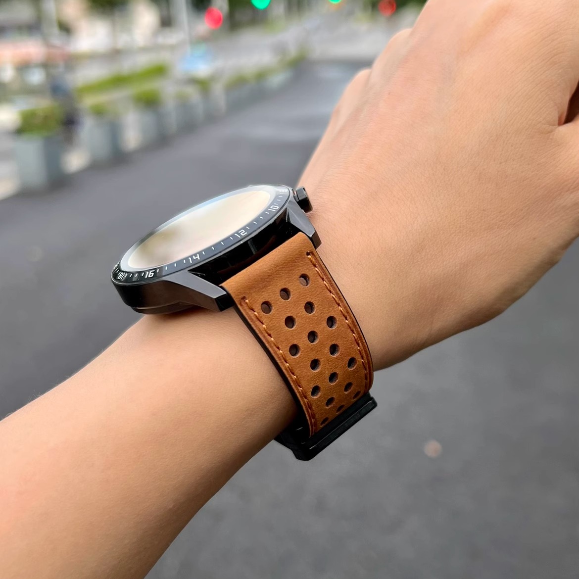 真皮透气孔适用华为GT4疯马纹gt3pro表带watch4纯牛皮磁吸扣男女