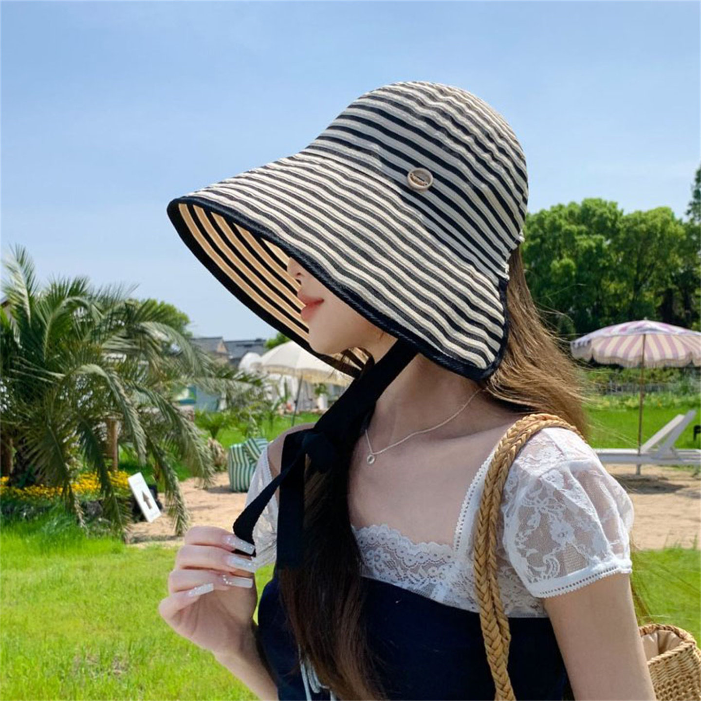 条纹拼色环绕式大檐后开叉防晒帽