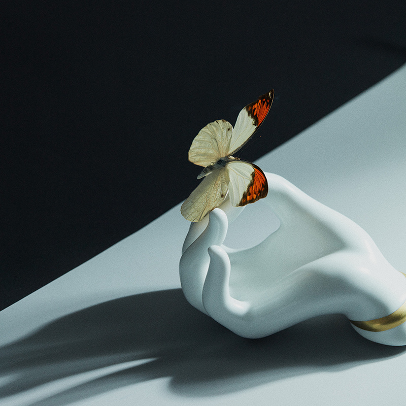 锦灰香插描金白瓷手型香插