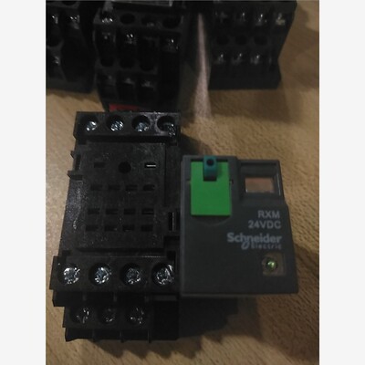 原装施耐德  中间继电 RXM4CB2BD22.5+RXZE 维修/咨询