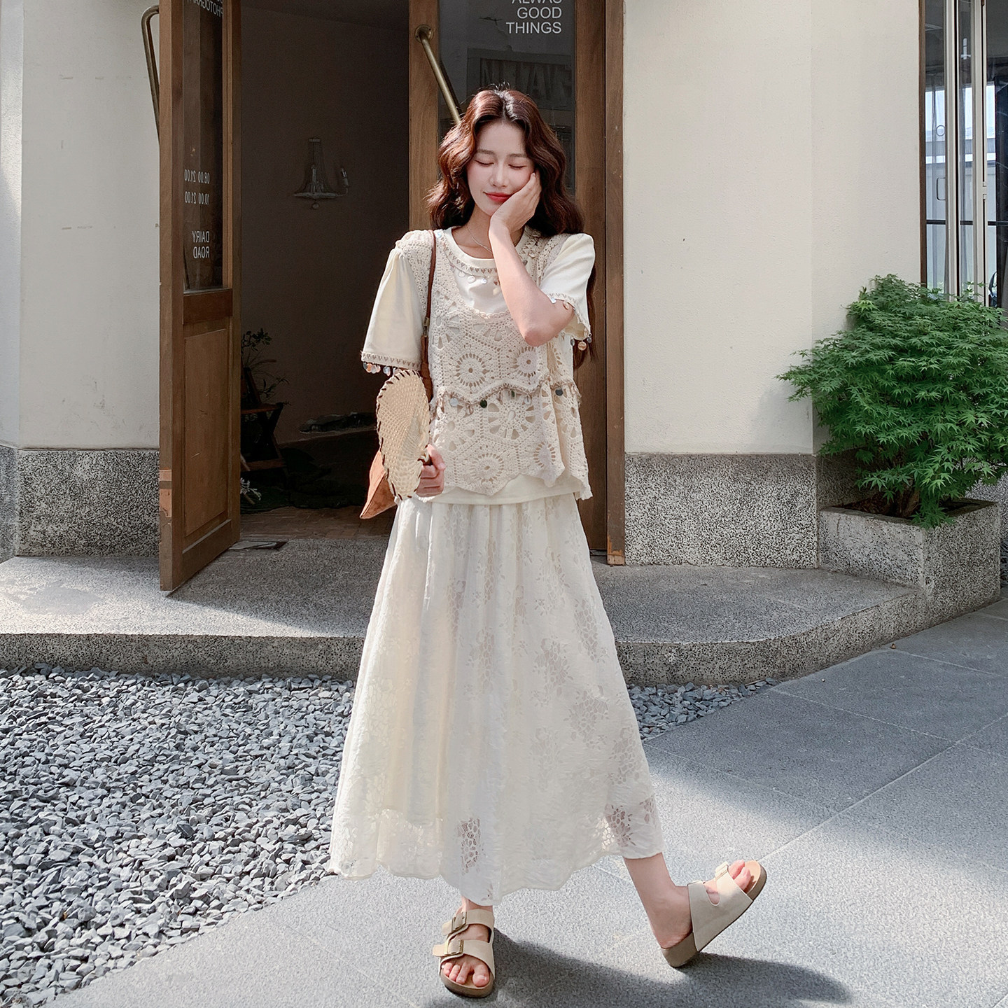 米色轻奢高级感镂空钩花背心套装女夏日休闲T恤半身裙三件套2026