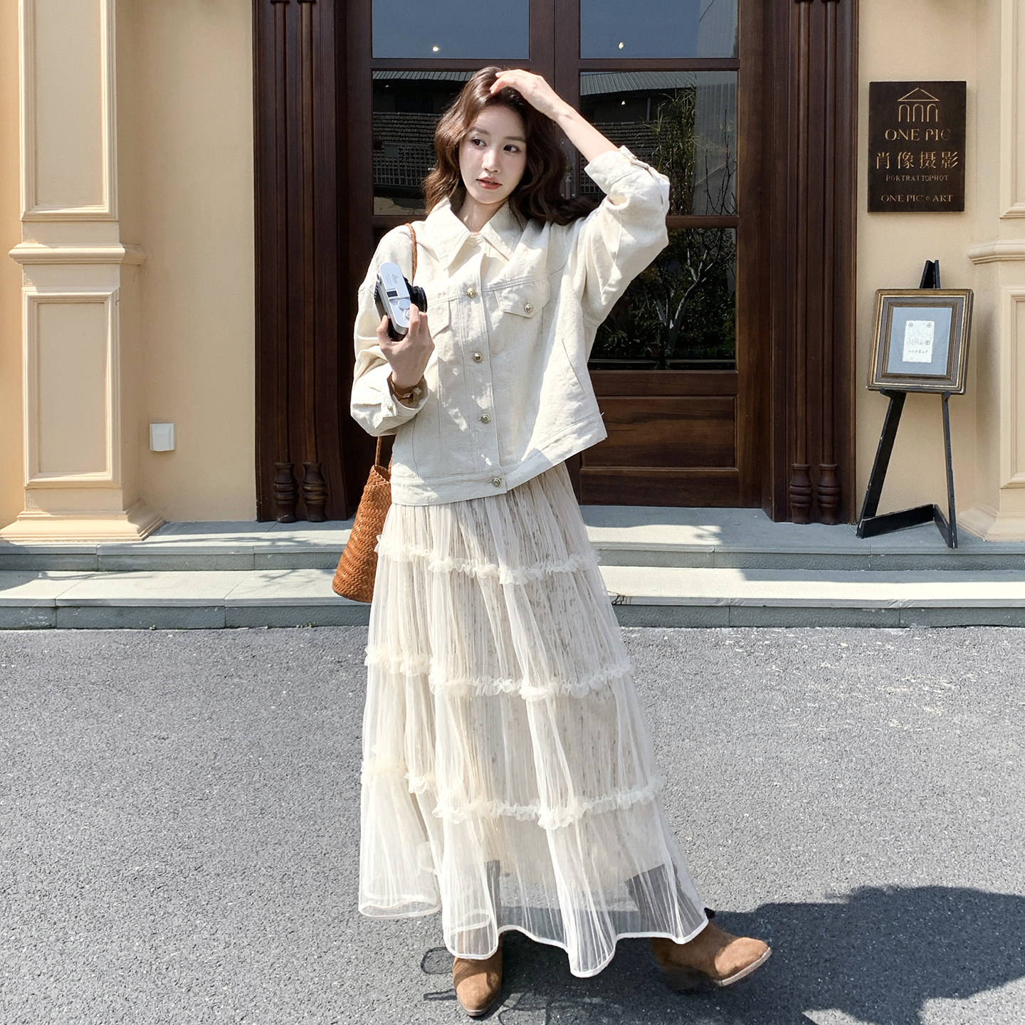 米白色俏皮减龄刺绣牛仔外套女2026春季新款通勤百搭花朵字母夹克