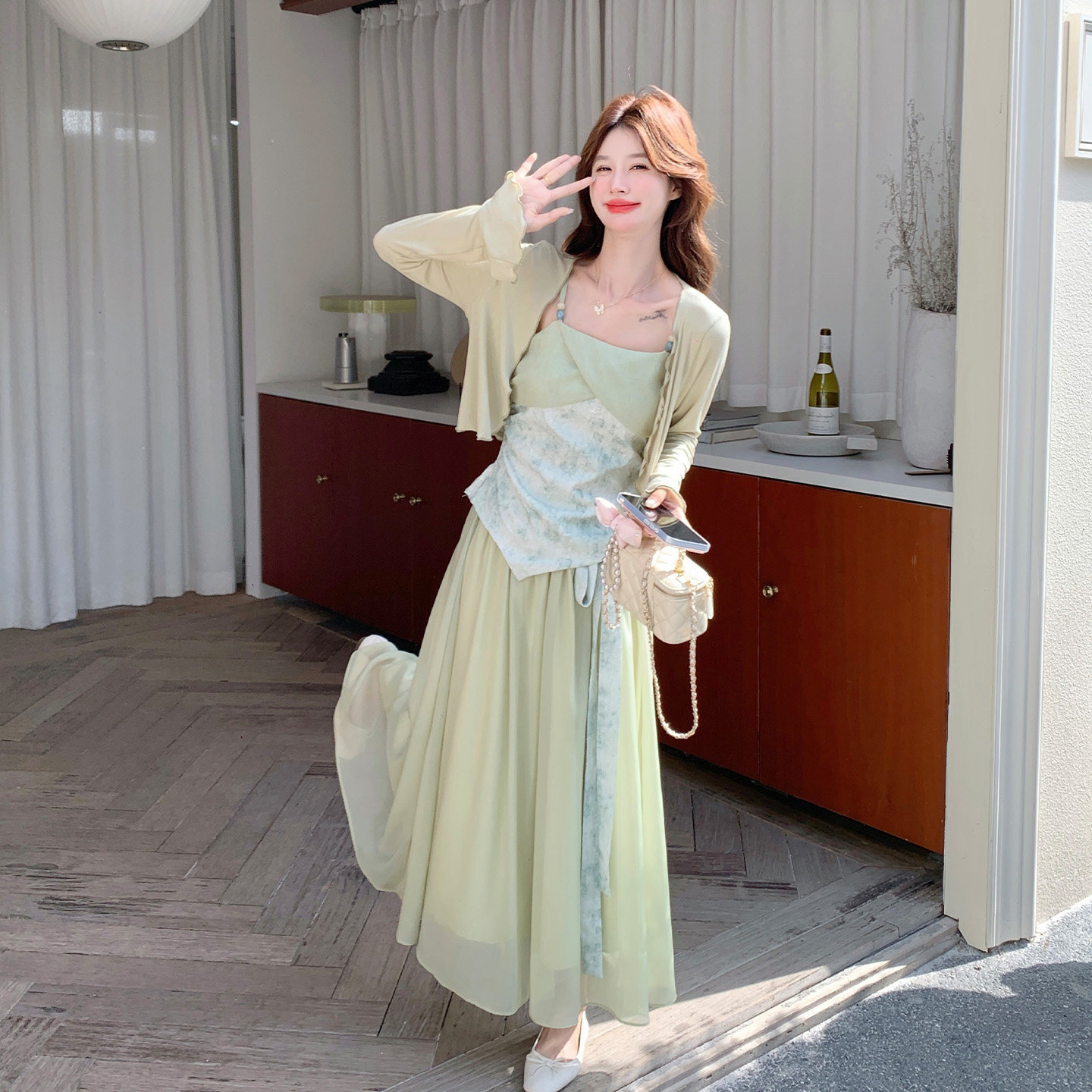 绿色森系小清新套装裙女夏日针织开衫设计感吊带半身裙三件套2026