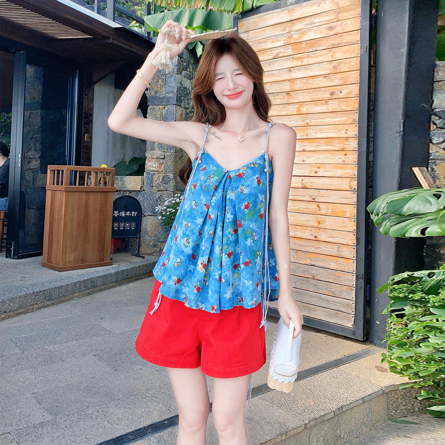 韩系清爽元气度假风套装女2026新款压褶碎花吊带上衣短裤两件套夏