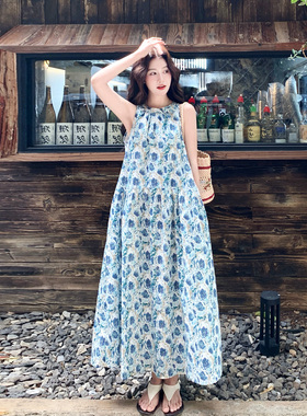 蓝色法式温柔度假风无袖连衣裙女2026夏新款海岛出片超好看碎花裙