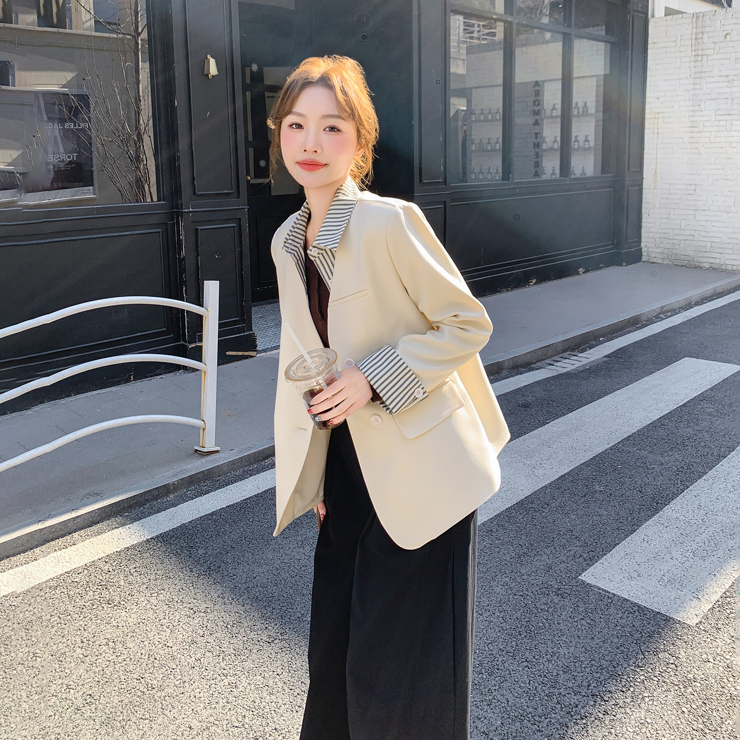 米白色气质女神假两件西装外套2026春天新款韩版职场穿搭短款西服