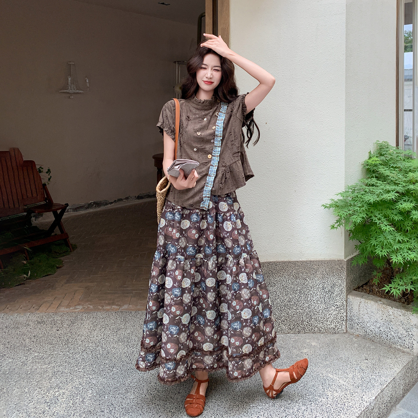 咖色轻熟气质度假穿搭女2026新款设计感上衣碎花半身裙两件套夏日