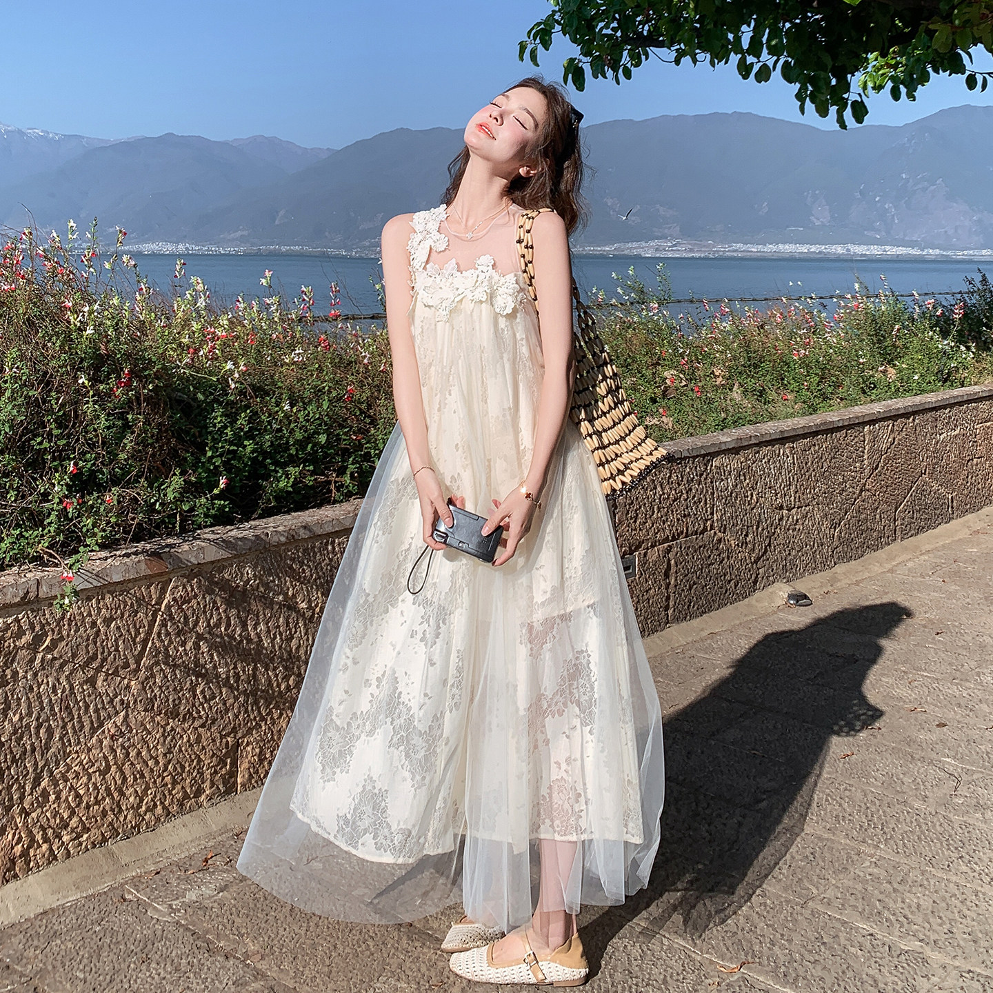 夏季米白色绝美氛围感连衣裙女2026新款法式浪漫度假风钩花吊带裙