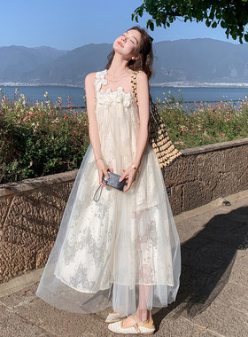夏季米白色绝美氛围感连衣裙女2026新款法式浪漫度假风钩花吊带裙