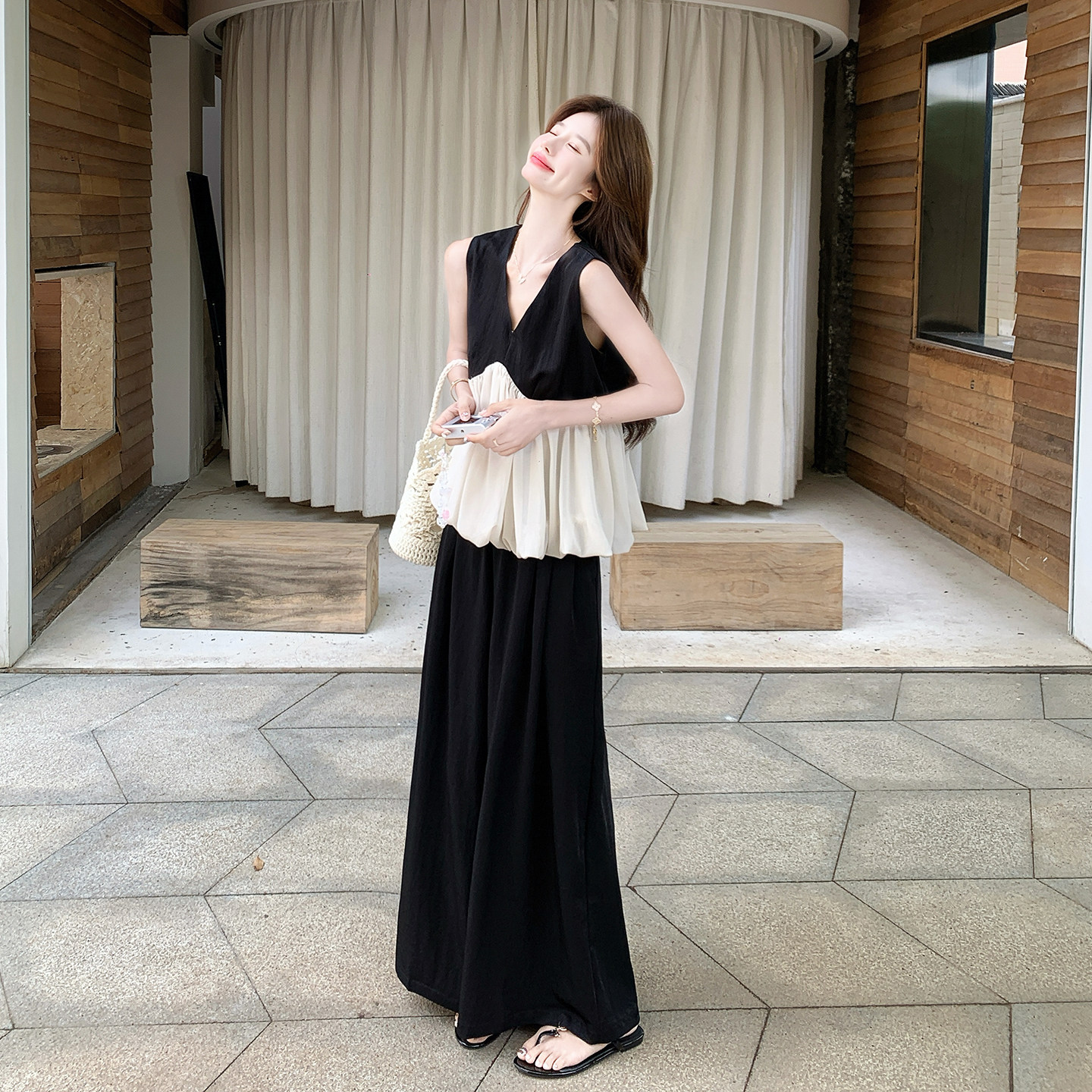 黑色随性气质高端女神范穿搭夏撞色花苞V领上衣阔腿裤两件套2026