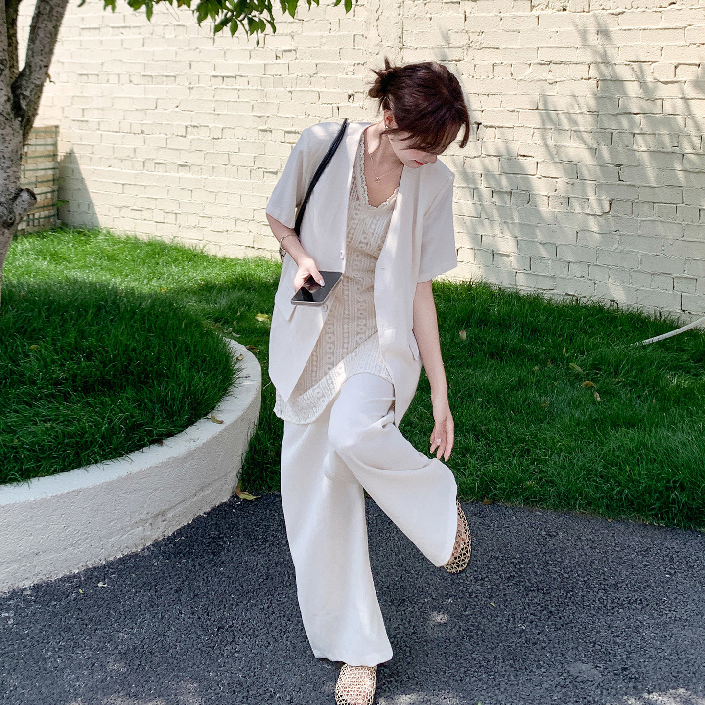 白色高端大气时尚西装套装女2026夏新款蕾丝内搭高腰阔腿裤三件套