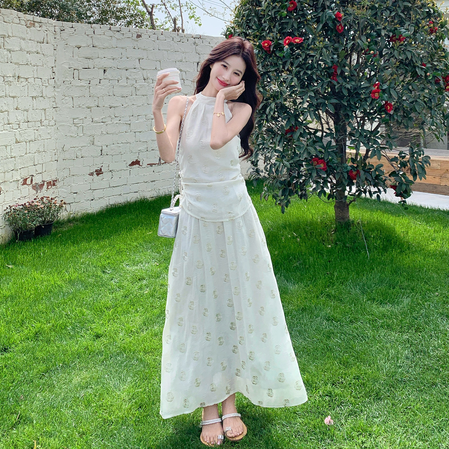 夏日温柔小清新玫瑰刺绣套装女挂脖无袖上衣半身裙两件套2026新款