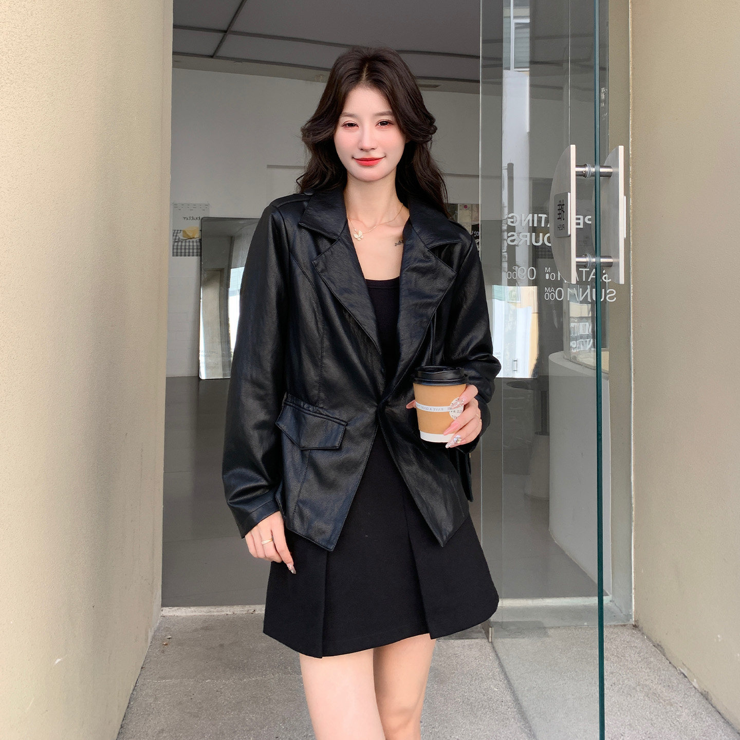 酷感简约风黑色短款皮衣女