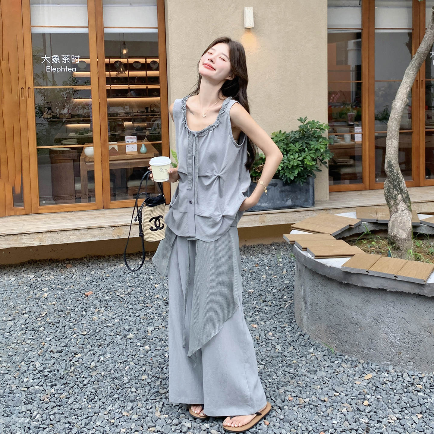 夏日休闲洋气时髦精穿搭女2026新款木耳边无袖背心屁帘长裤两件套