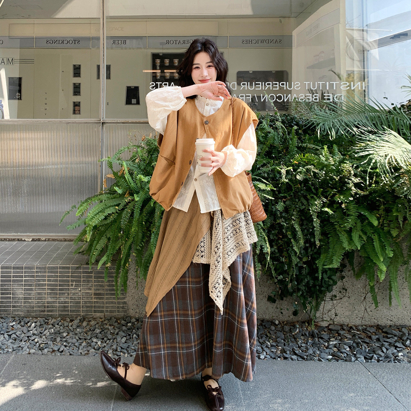 文艺范炸额时尚套装裙女春2026新款马甲绣花衬衫格子半身裙三件套