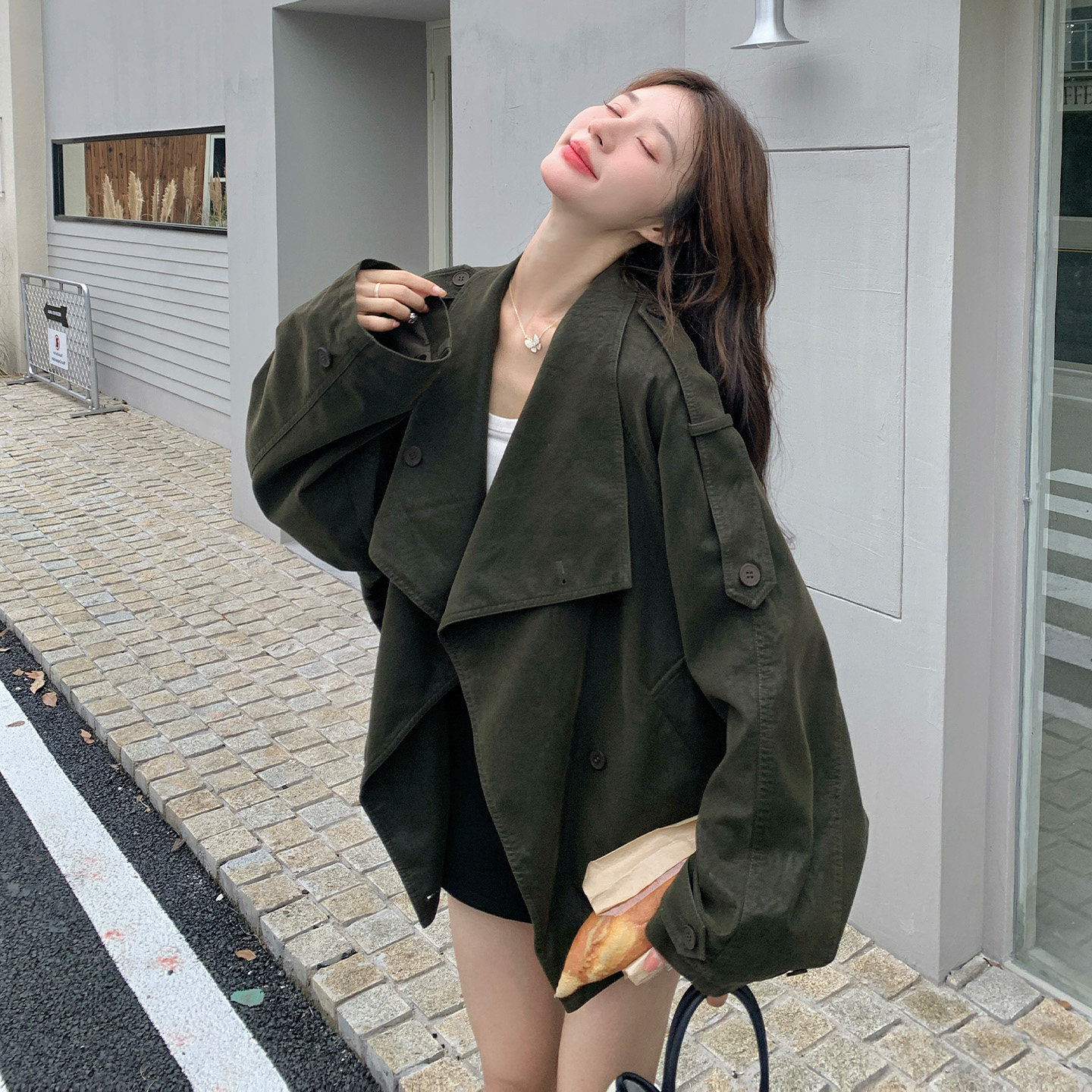 复古军绿色大翻领廓形皮衣女