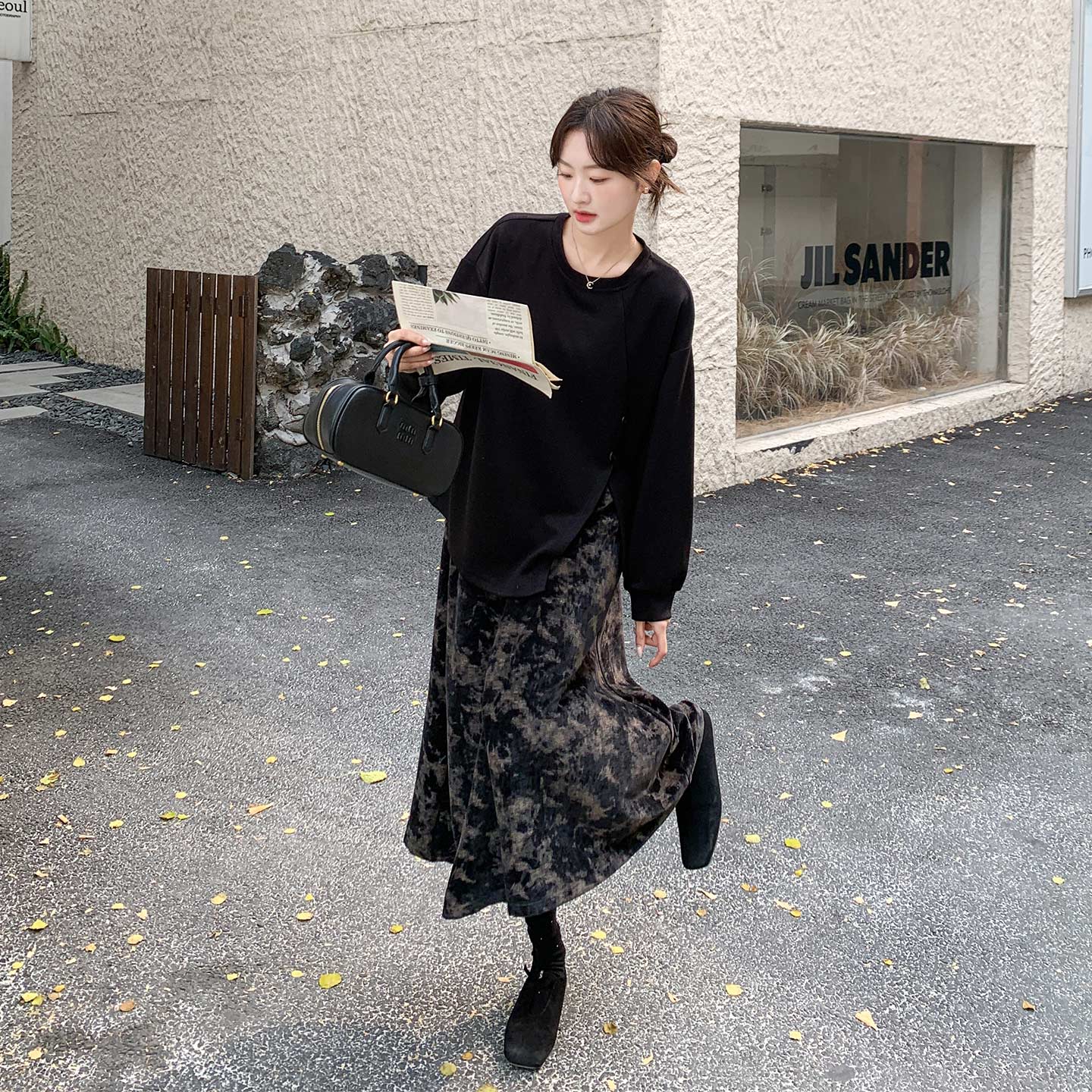 黑色随性慵懒风套装女2026秋季新款松弛感圆领卫衣印花半裙两件套