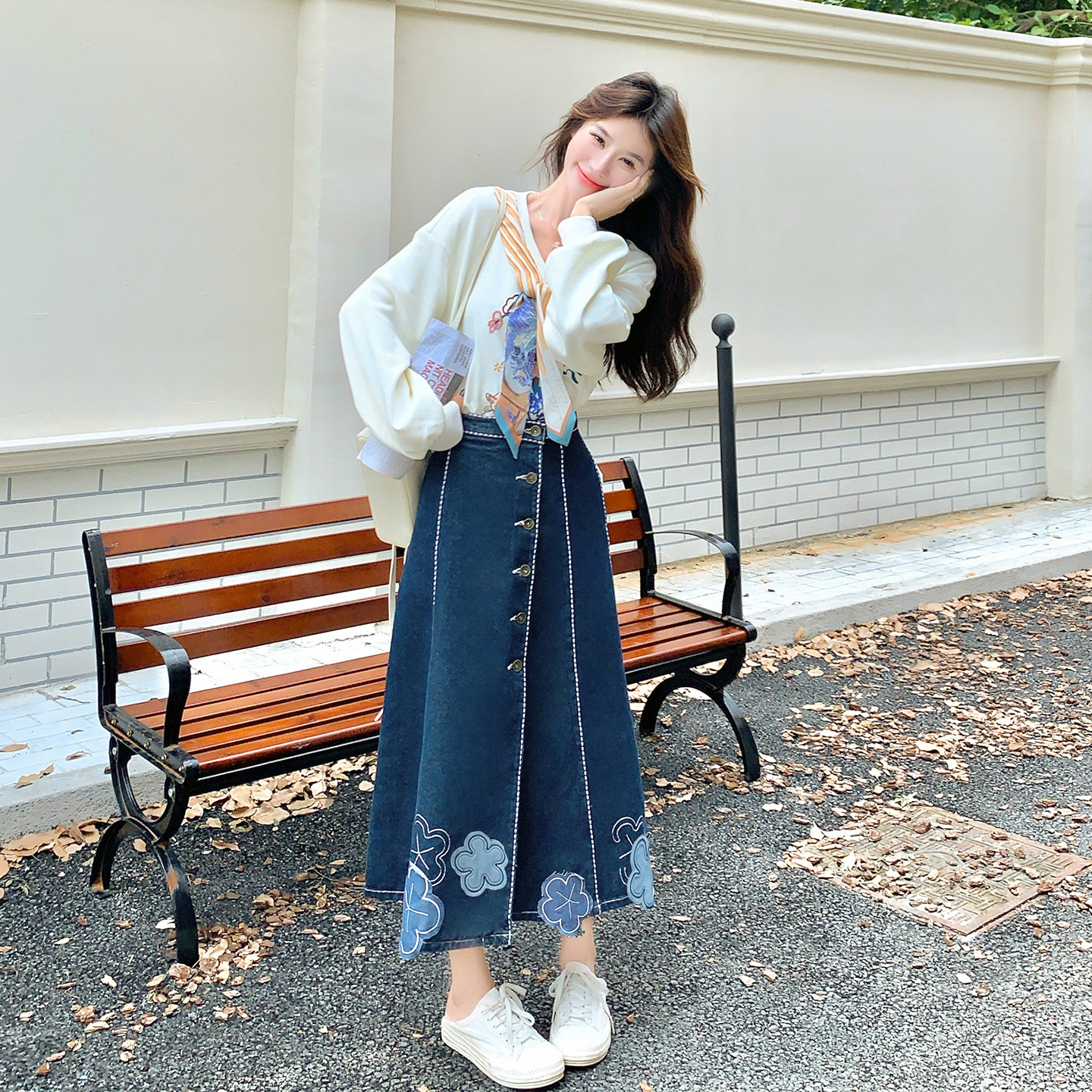 早春高级感超好看的套装女2026新款刺绣圆领上衣牛仔半身裙两件套