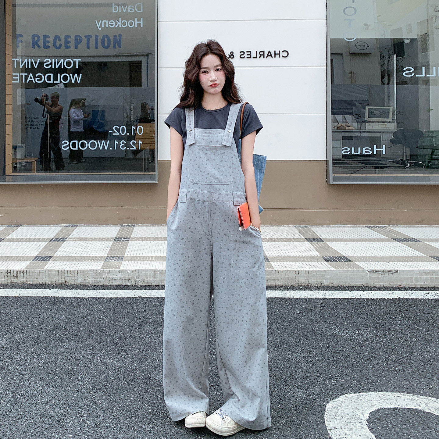 灰色韩系设计感减龄碎花背带裤套装女2026初夏新款休闲T恤两件套