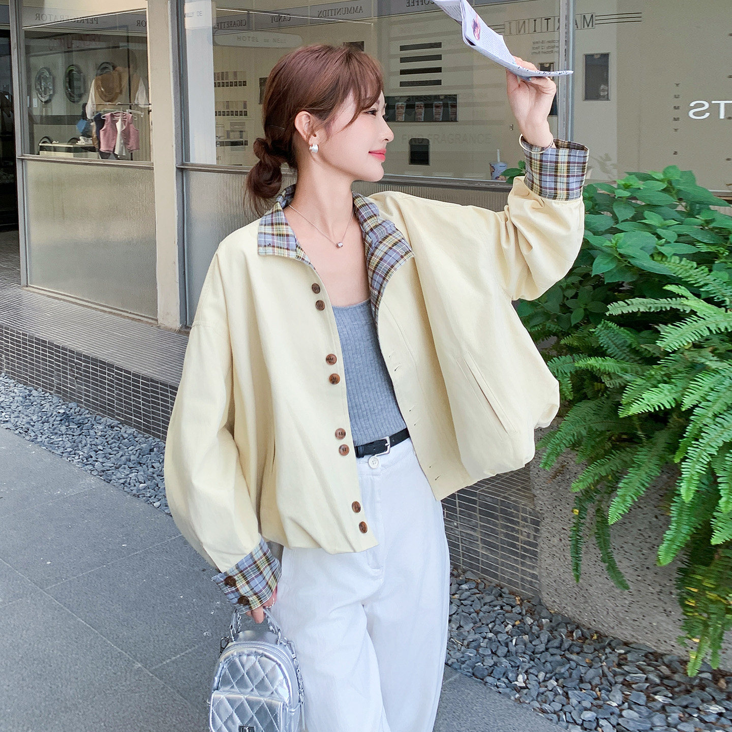 韩系风格纹拼接短款外套女显瘦