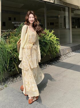 夏季法式田园浪漫风碎花吊带连衣裙套装女2026新款时尚开衫两件套