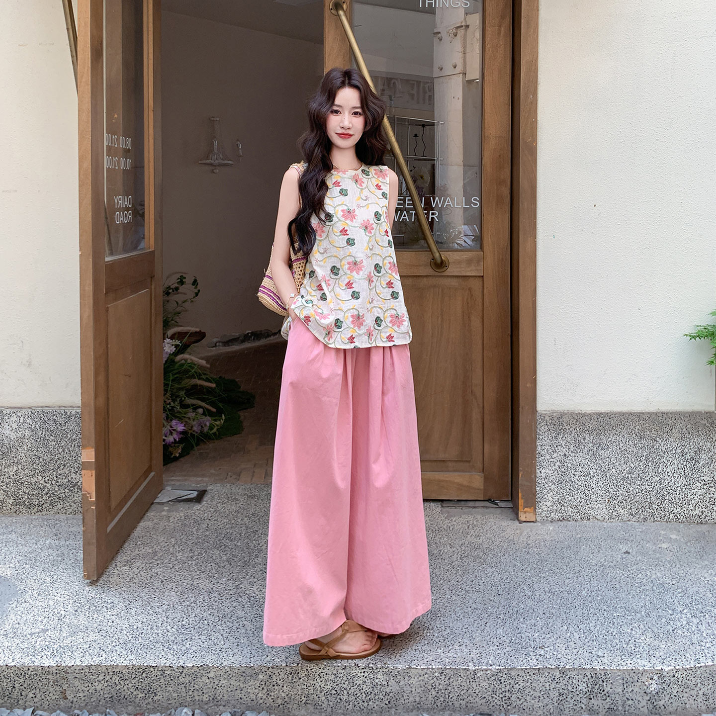 粉色浪漫花园度假风穿搭女2026新款撞色刺绣背心阔腿裤两件套夏日