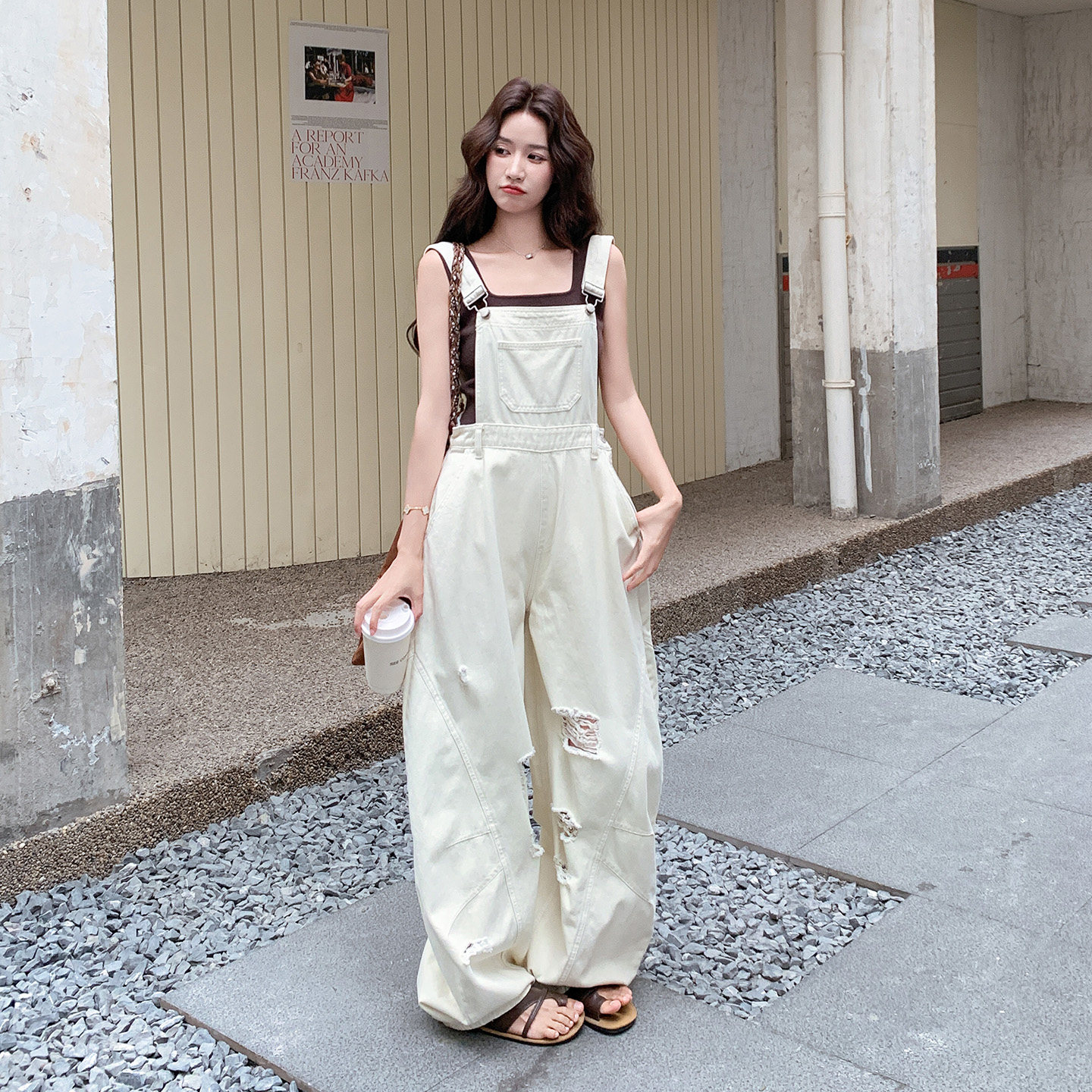 米色俏皮减龄韩版学院风背带裤女2026新款夏日高腰显瘦牛仔连体裤