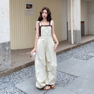 米色俏皮减龄韩版学院风背带裤女2026新款夏日高腰显瘦牛仔连体裤