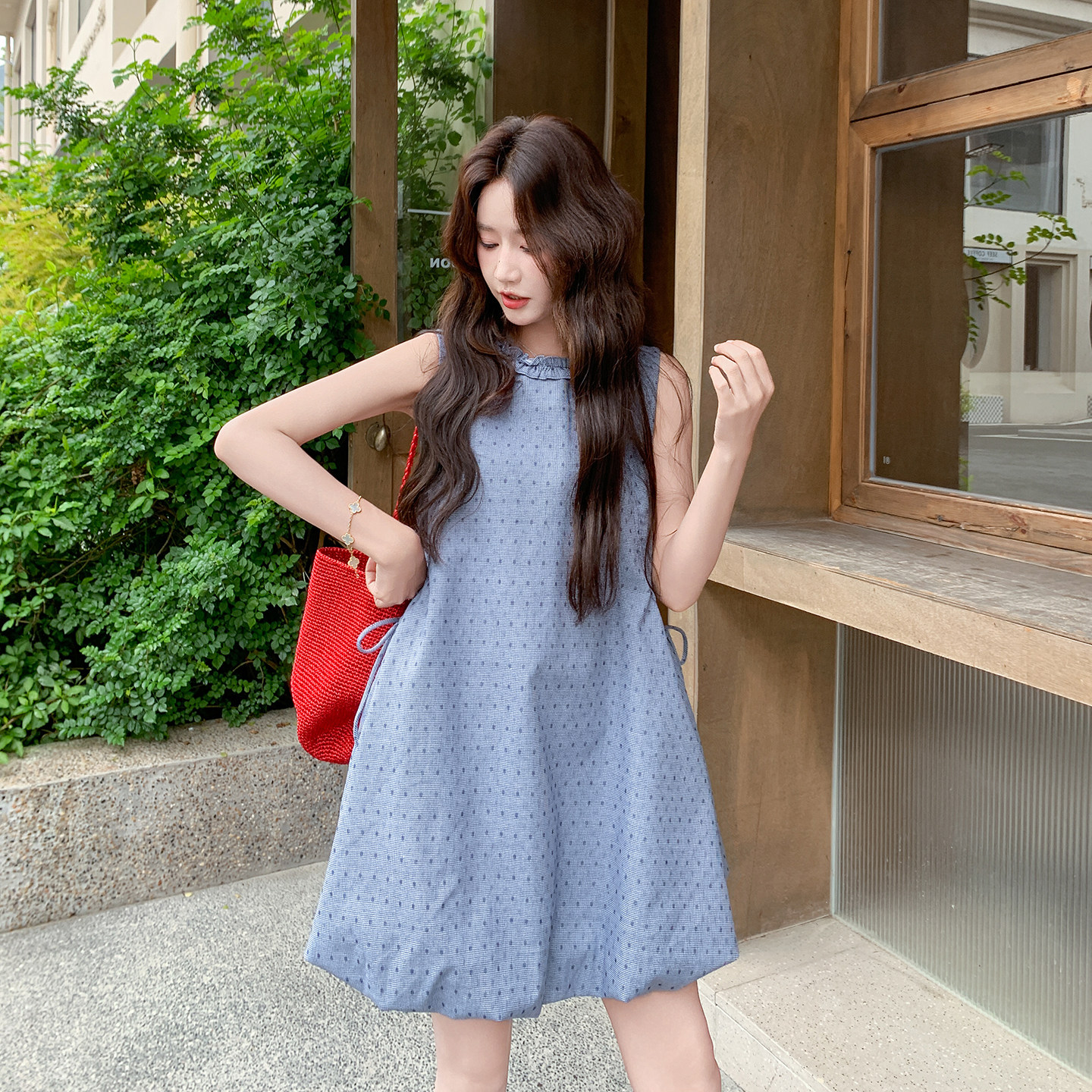 蓝色韩系俏皮松弛感波点无袖连衣裙女2026夏新款木耳边花苞A字裙