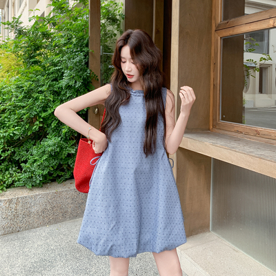 蓝色韩系俏皮松弛感波点无袖连衣裙女2026夏新款木耳边花苞A字裙
