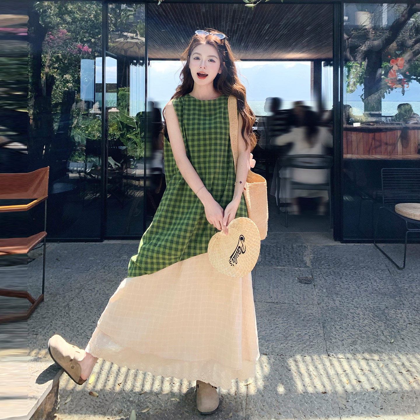 初夏绝美漂亮穿搭女2026新款设计感格纹无袖上衣花边半身裙两件套