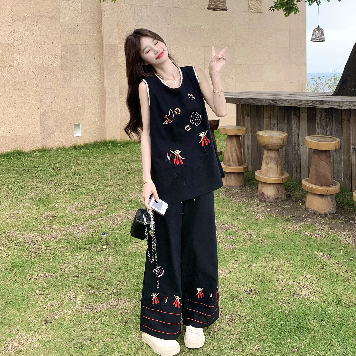 黑色俏皮减龄卡通刺绣套装女2026新款无袖上衣高腰阔腿裤两件套夏