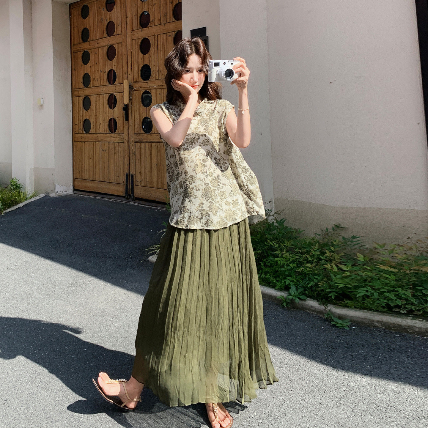 绿色复古设计感套装女2026夏季新款撞色印花背心网纱半身裙两件套