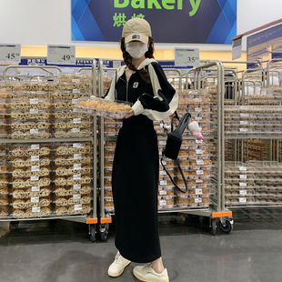 黑色设计感收腰显瘦连帽卫衣裙女2026春小个子休闲运动长袖连衣裙