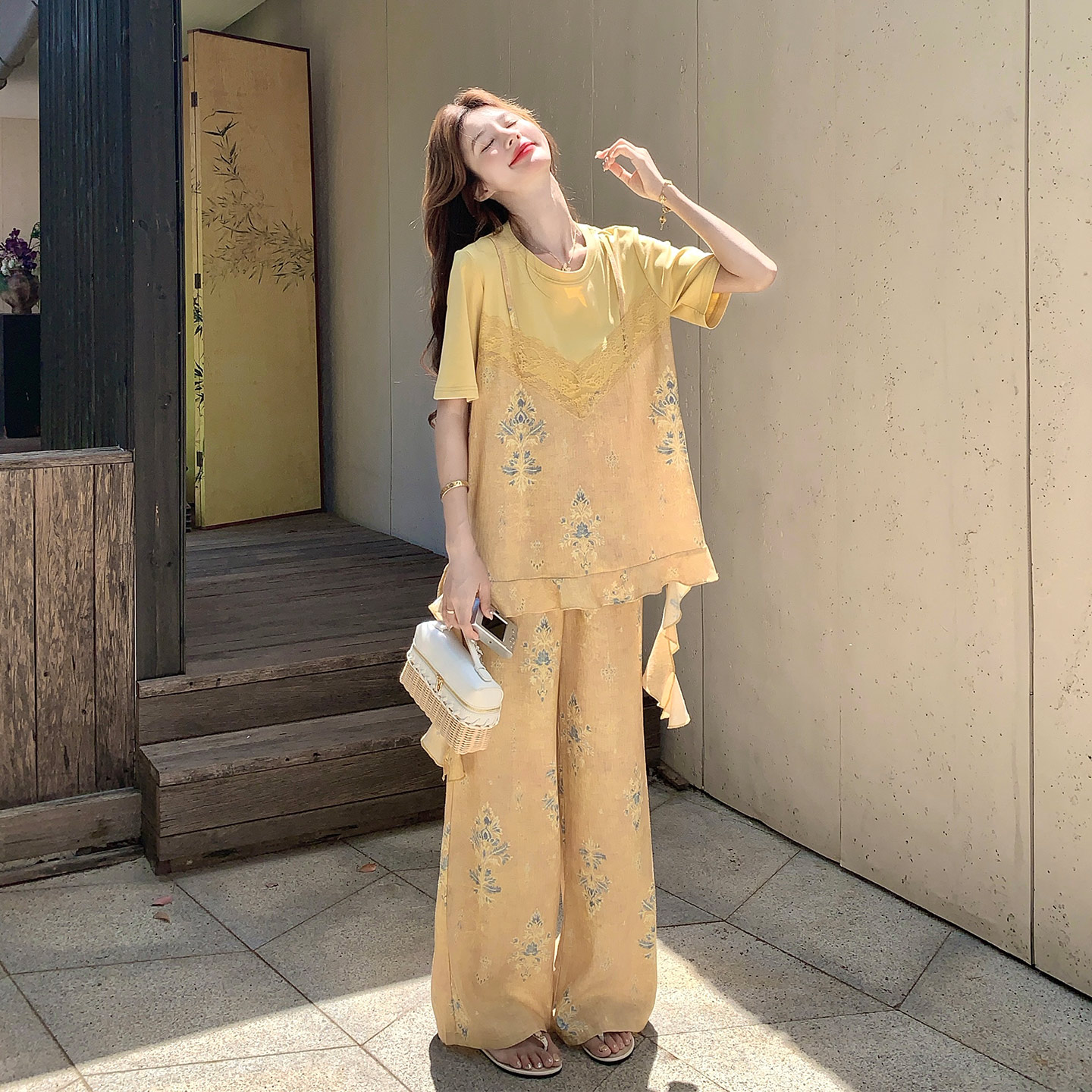 黄色轻氧元气度假风穿搭夏日假两件飘带上衣印花阔腿裤两件套2026