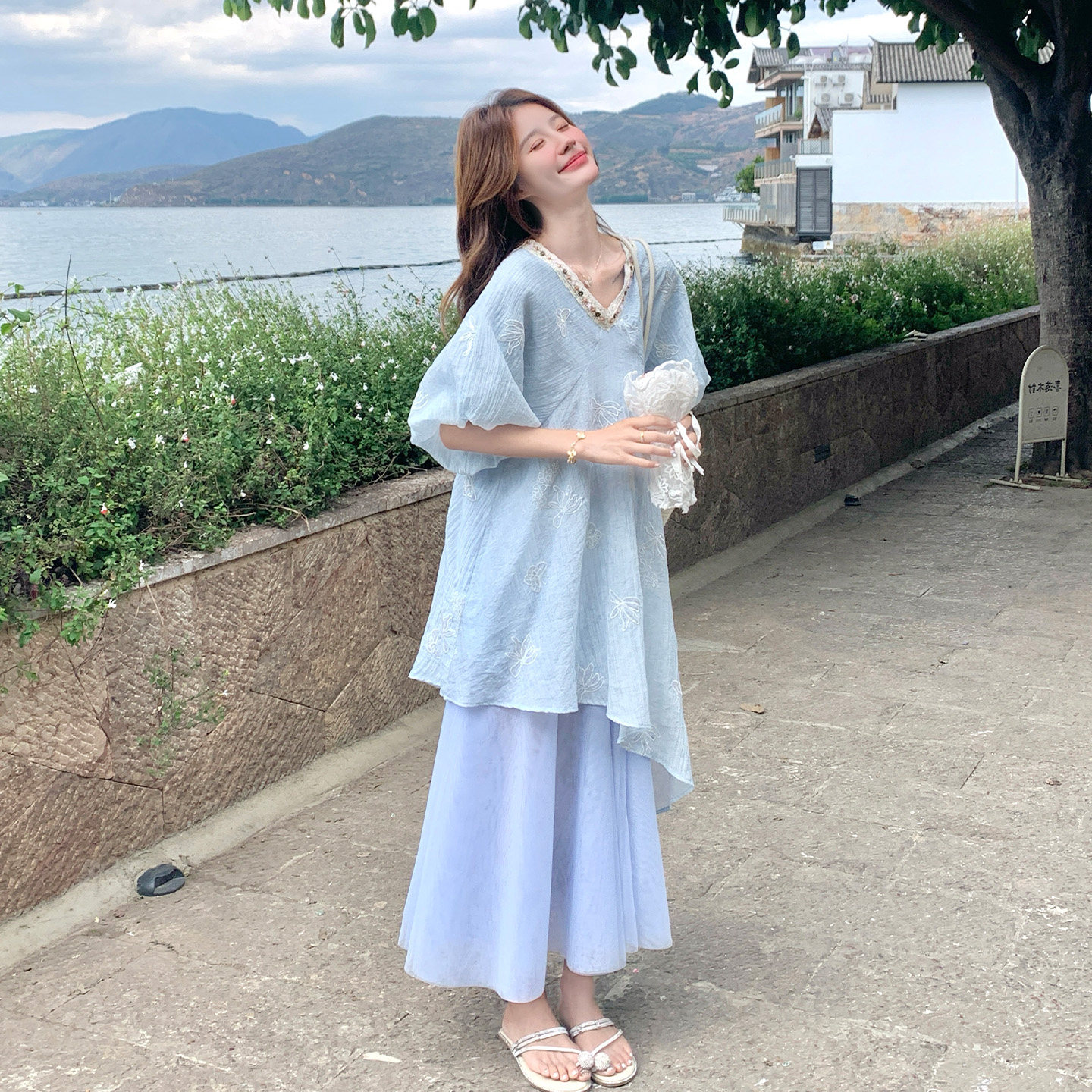 蓝色轻奢重工高级感网纱拼接连衣裙2026夏日高级感钉珠刺绣A字裙