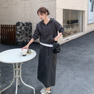 深灰色韩版运动风穿搭套装女2026春新款撞色连帽卫衣半身裙两件套