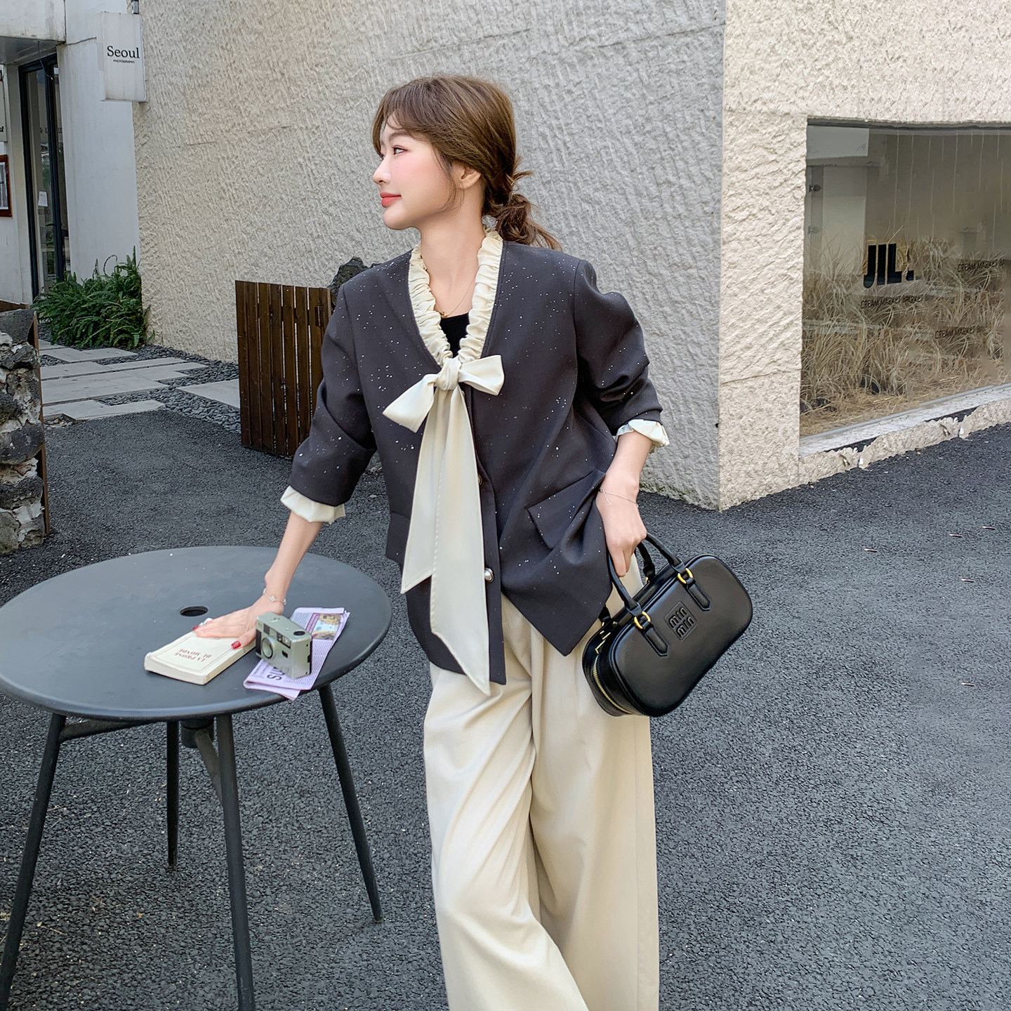 灰色减龄气质超别致西装外套女2026春新款韩版烫钻蝴蝶结系带西服