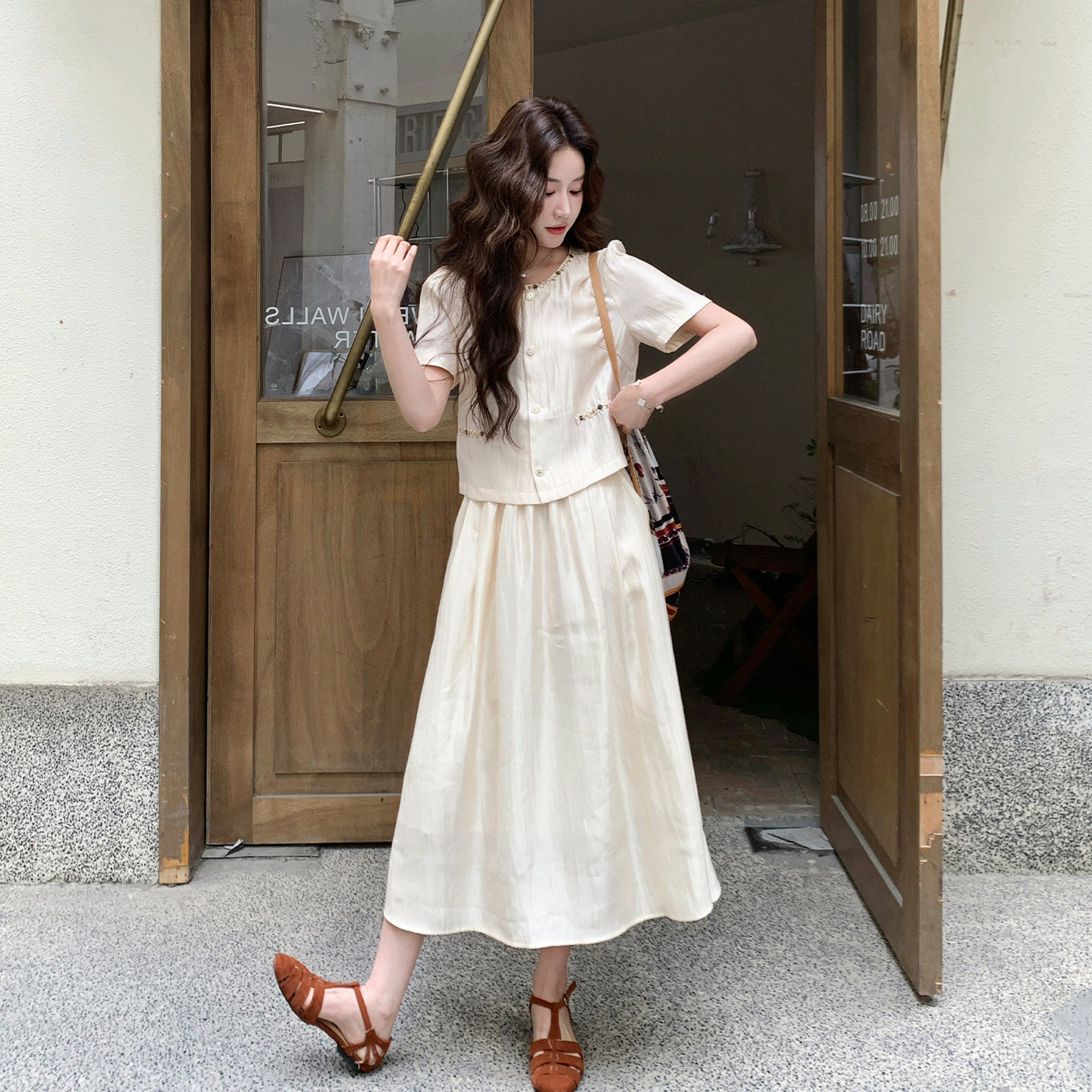 杏色法式高级感气质套装女2026夏季新款圆领刺绣上衣半身裙两件套